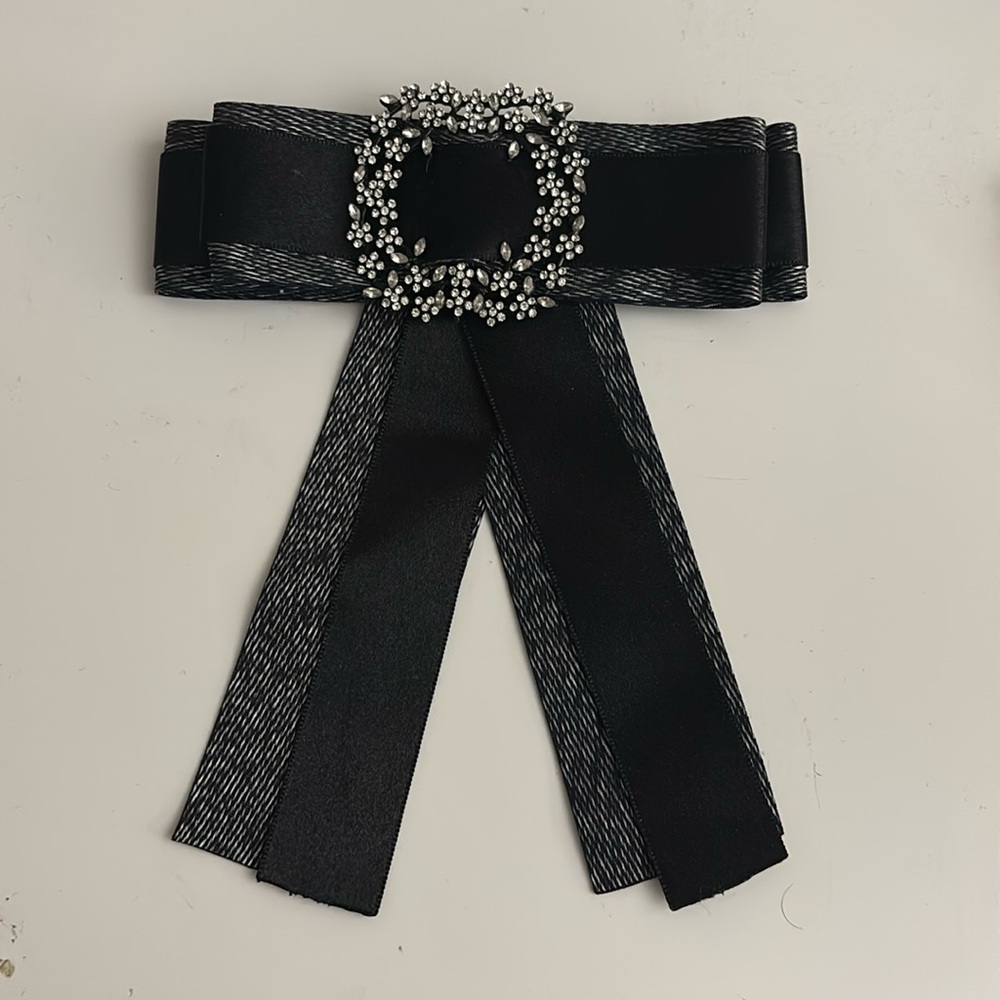 Black bow broach